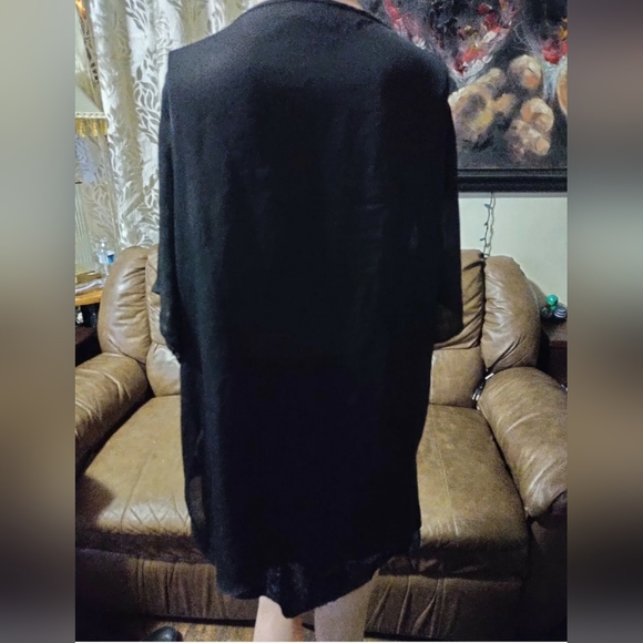 Michael Kors Black Cut Out V Neck w/Gold Bar Top rich black short sleeve size M - Picture 2 of 9